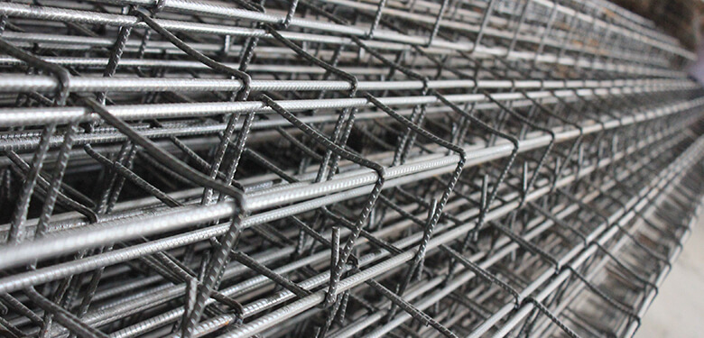 Piled up bent wrapping mesh ready for use 